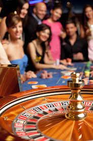 Antarmuka aplikasi mobile mimi slot menampilkan meja blackjack dealer langsung